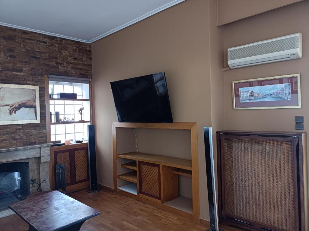 Televízia a/alebo spoločenská miestnosť v ubytovaní Full Acropolis View Apartment
