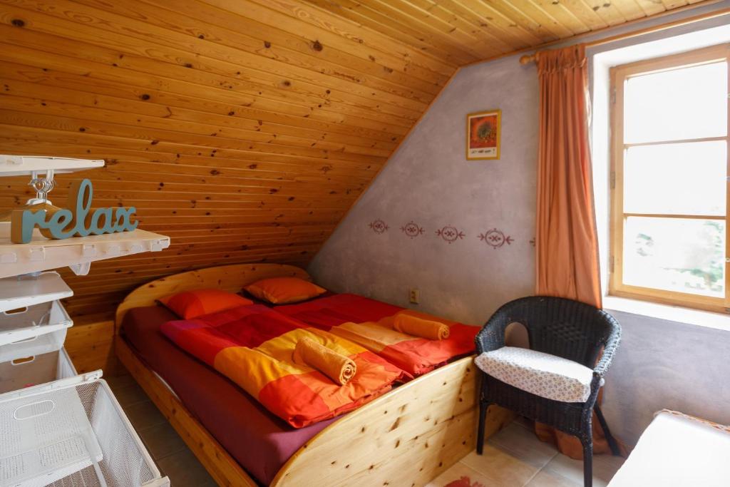 Postel nebo postele na pokoji v ubytování Chalupa v Meziluzi