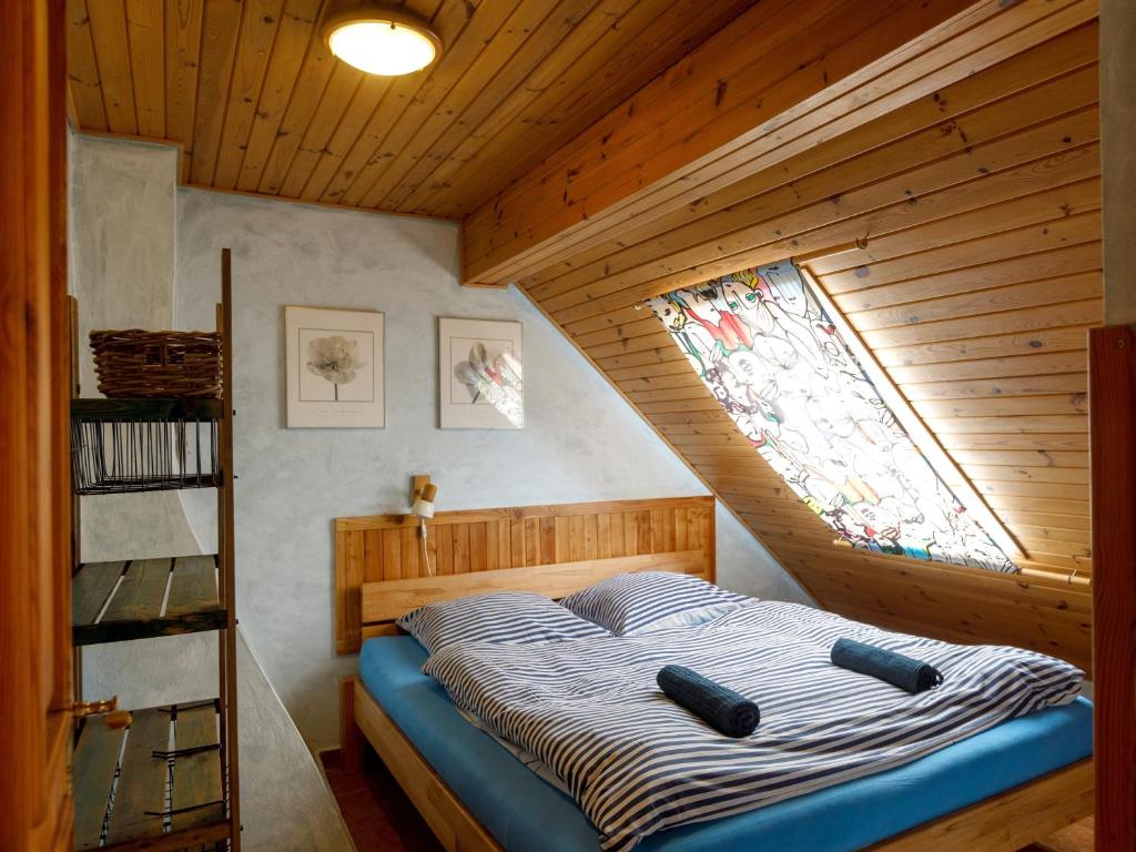 Postel nebo postele na pokoji v ubytování Chalupa v Meziluzi