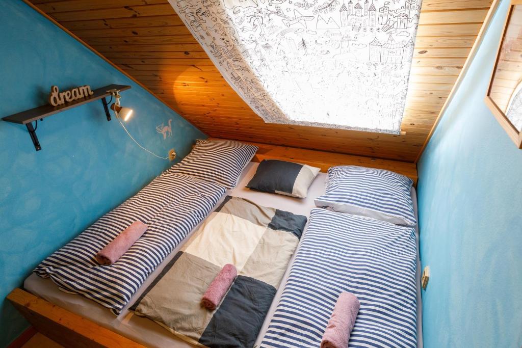 Postel nebo postele na pokoji v ubytování Chalupa v Meziluzi