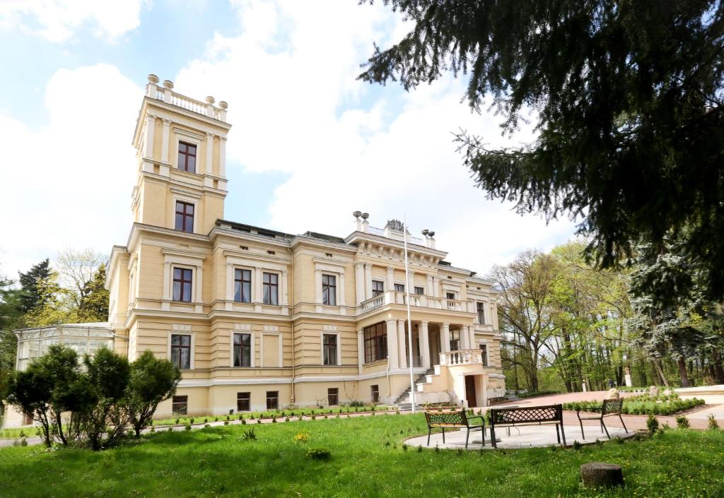 Kebun di luar Pałac Biedrusko