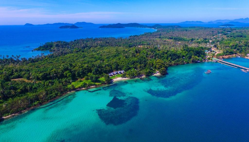 una vista aérea de una isla en el agua en Ao Pong Resort, en Ko Mak