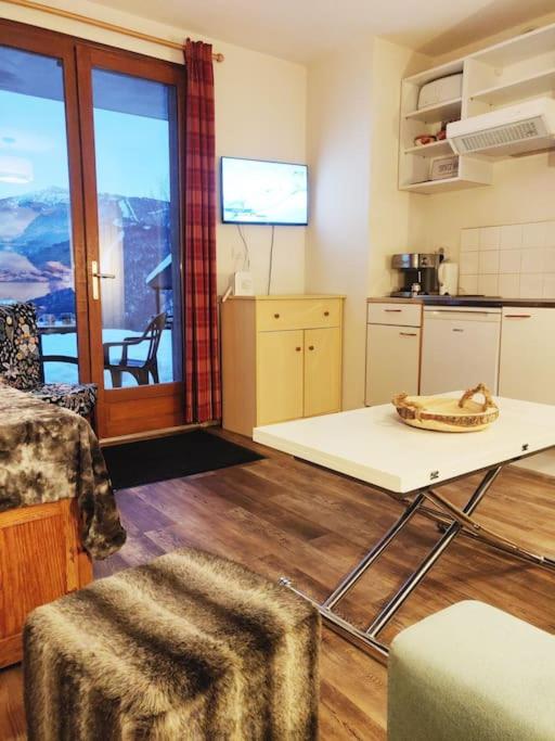 Kuchyň nebo kuchyňský kout v ubytování T2 confortable 31m2 piscine terrasse vue dégagée montagne