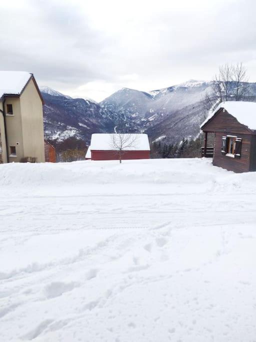 T2 confortable 31m2 piscine terrasse vue dégagée montagne v zimě