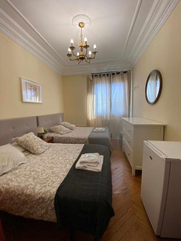 A bed or beds in a room at FlipHouse Rooms Pensión