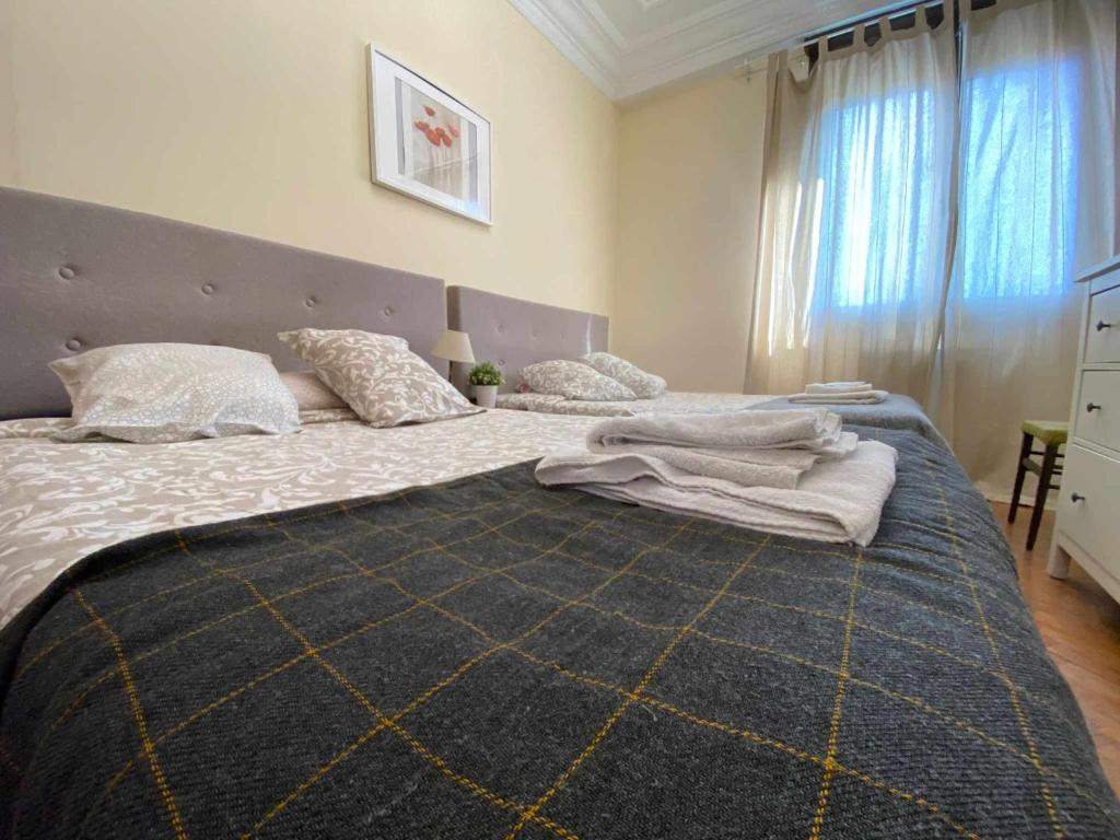 A bed or beds in a room at FlipHouse Rooms Pensión