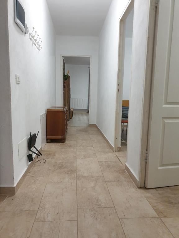 un pasillo con una habitación con paredes blancas y una puerta en Apartamente la rezidenta noua ideale vacanze job etc en Chişoda