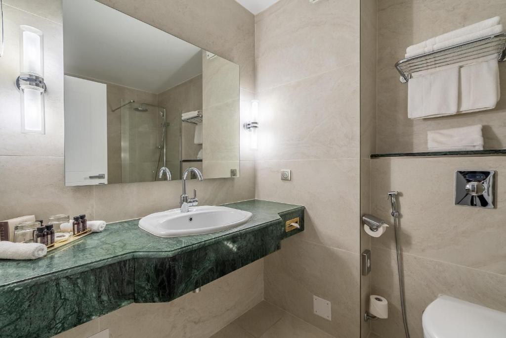 Koupelna v ubytování Hotel Corsica & Spa Serena
