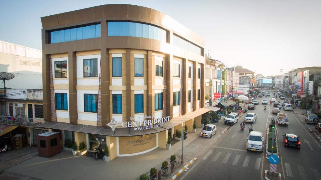 un edificio en una concurrida calle de la ciudad con coches en Centerpoint Boutique Hotel, en Vientiane