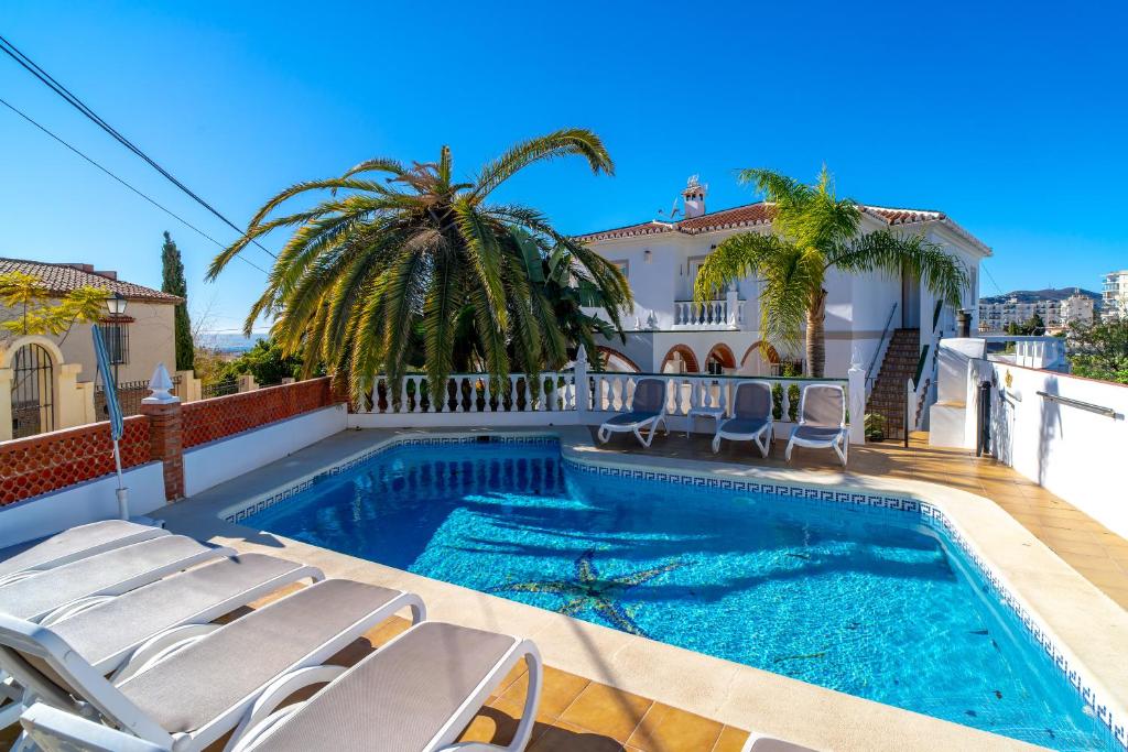 una villa con piscina e una casa di Villa Sandra Luxury Suite a Nerja