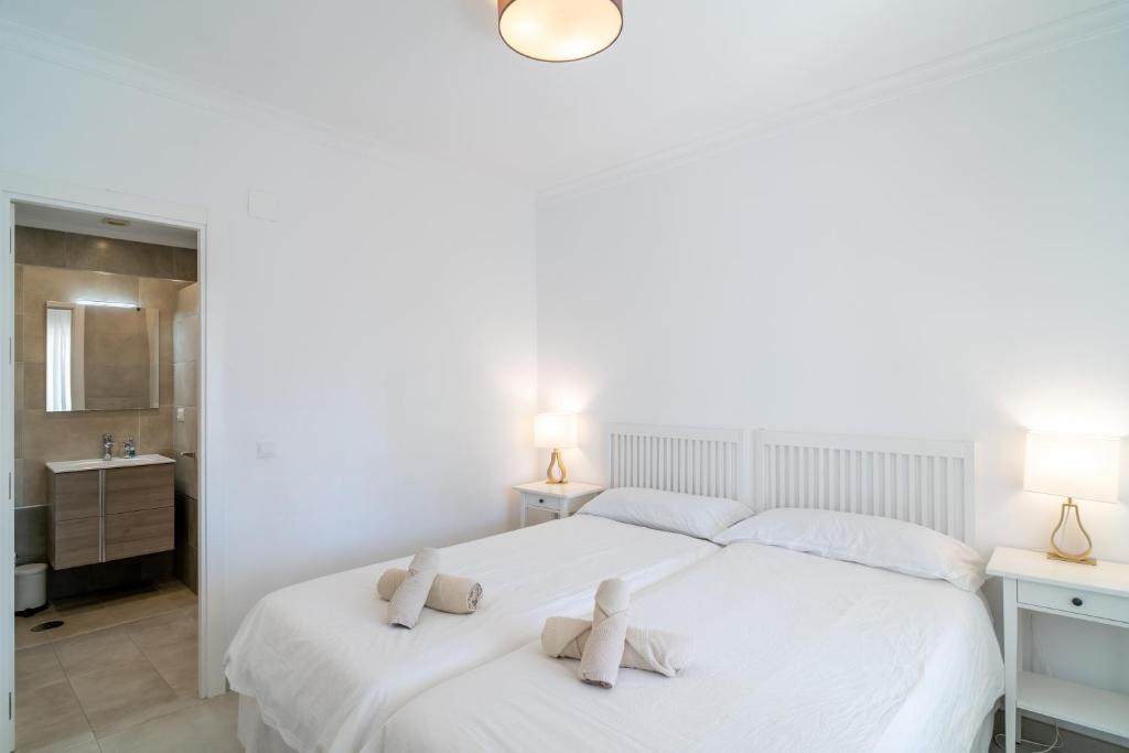 Postel nebo postele na pokoji v ubytování Villa Sandra Luxury Suite