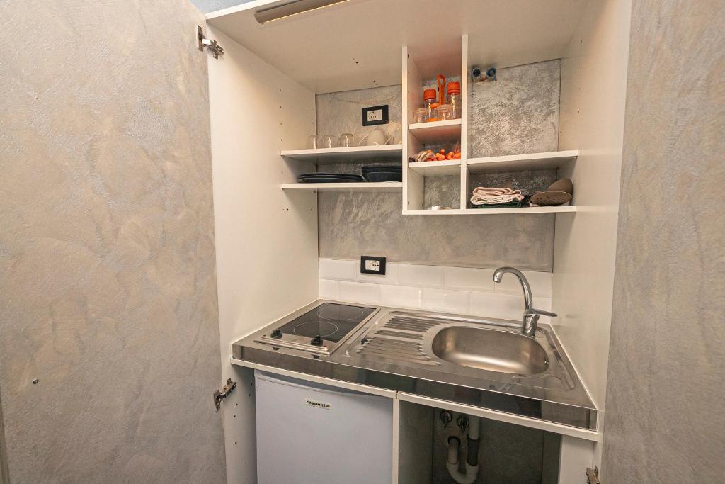 una piccola cucina con lavello e fornello di Dimora patrizia in centro a Genova
