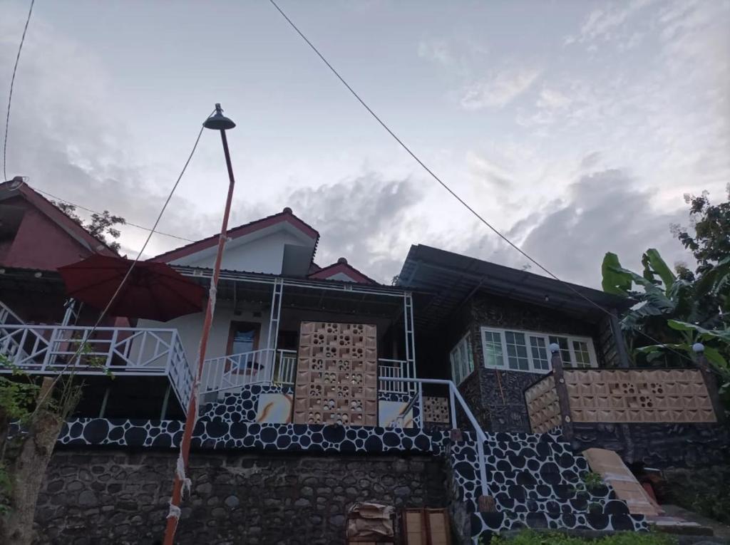 une maison avec un mur en pierre dans l'établissement Vila Dechalasya, à Mojokerto