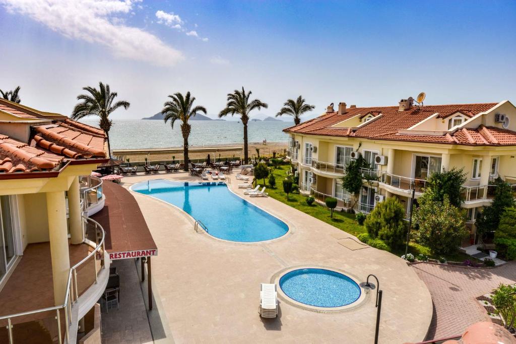 Bazén v ubytování SUNSET BEACH CLUB LEBRENTALS nebo v jeho okolí