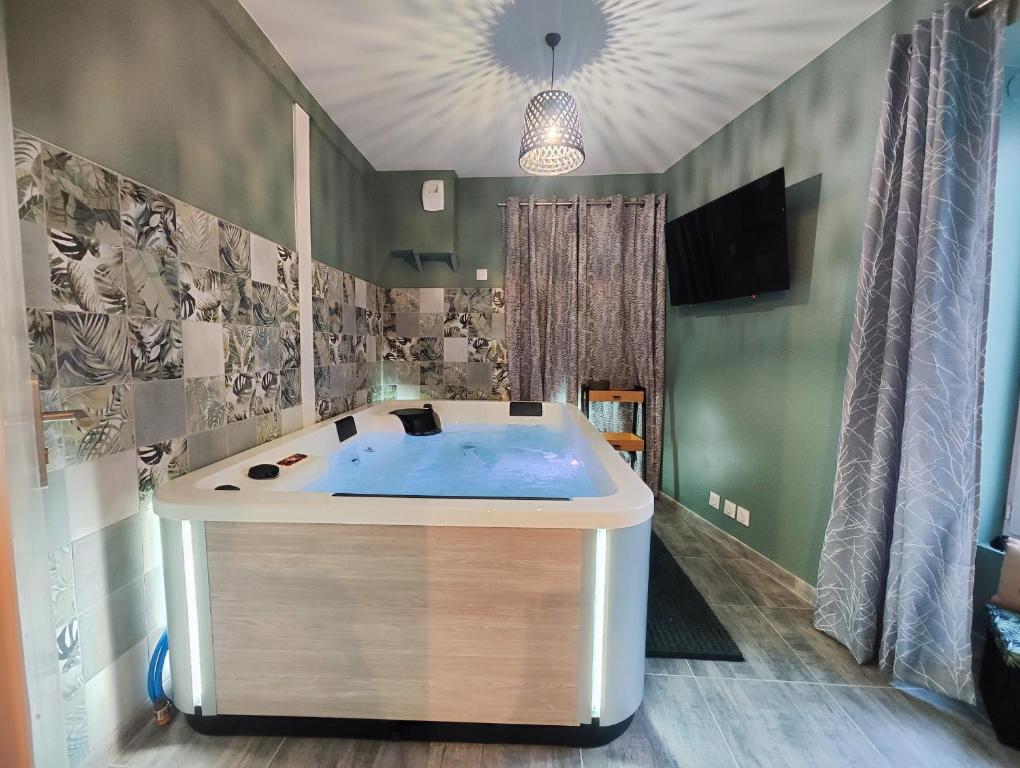 Jacuzzi privatif - Suite Amazonie - 1 ou 2 chambres - Housity