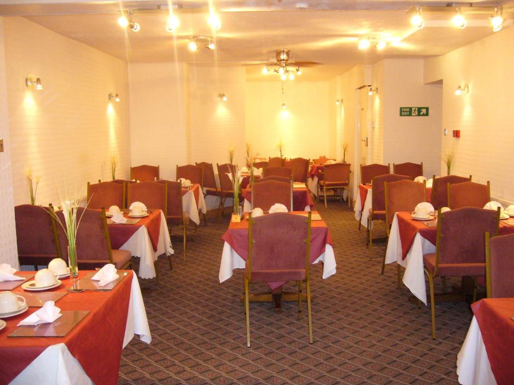 Restaurace v ubytování Monterey Beach Hotel