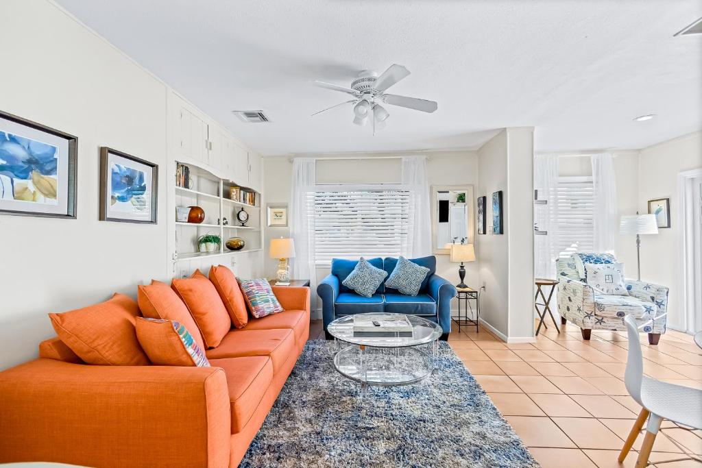 un soggiorno con divano e tavolo di Beachy Keen Cottage a Clearwater Beach