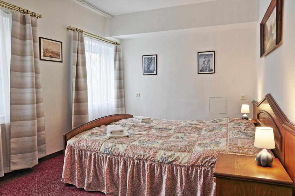 Schlosshotel Marienbad - King Room With Roll-In Shower - Disability Access