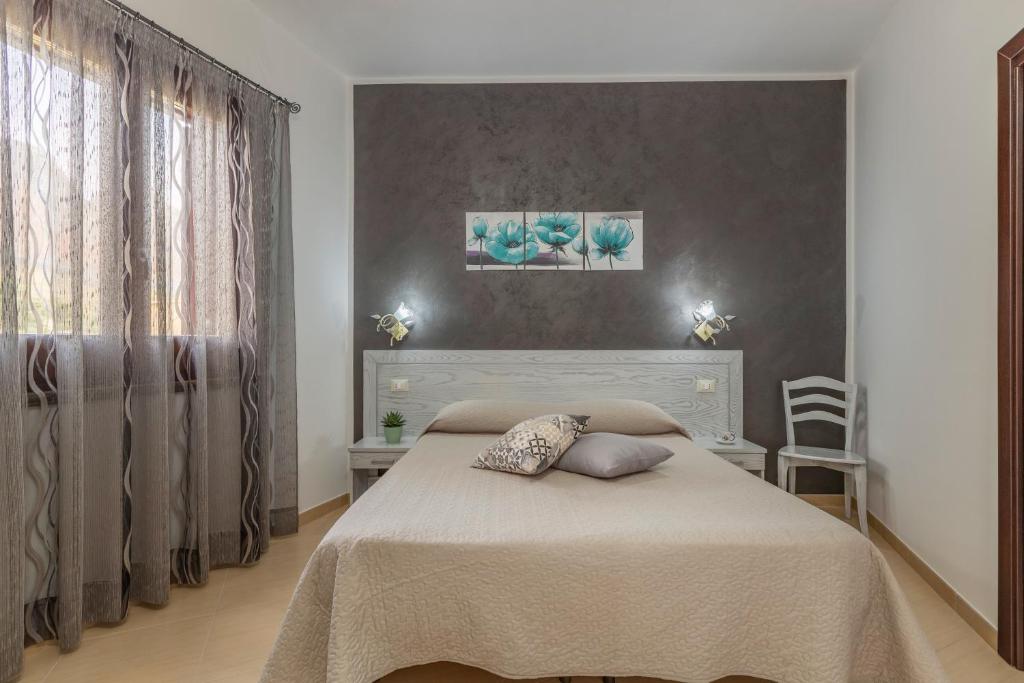 マカリにあるTerra Del Soleのベッドルーム1室(ベッド1台、椅子付)