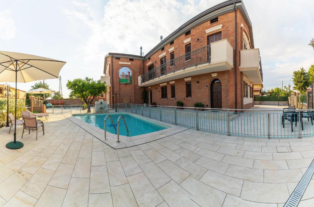 una piscina frente a un edificio con un edificio en Villa Vimani, en Paestum