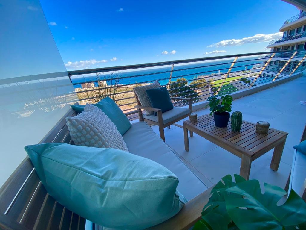 een balkon met een bank en een tafel bij Infinity View SNB in Arenales del Sol