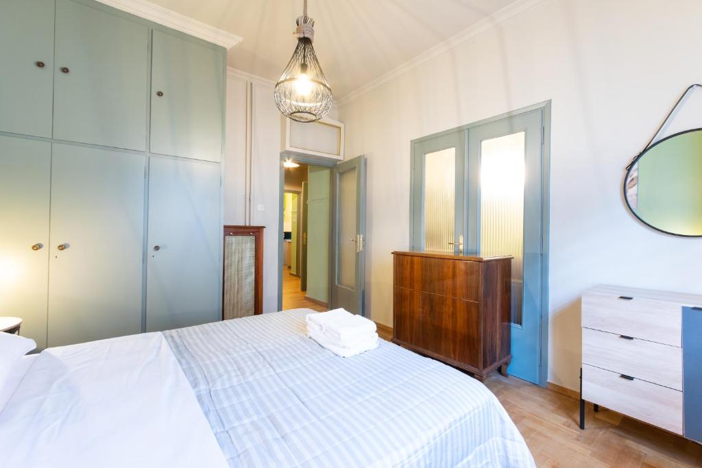 A bed or beds in a room at Vintage House near Downtown