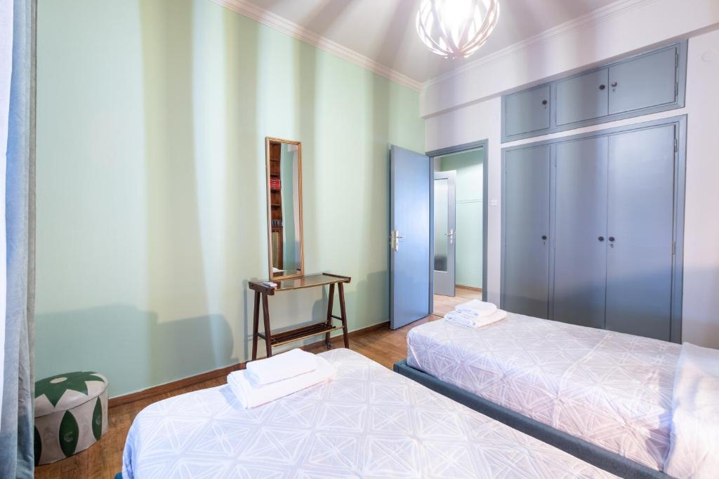 A bed or beds in a room at Vintage House near Downtown