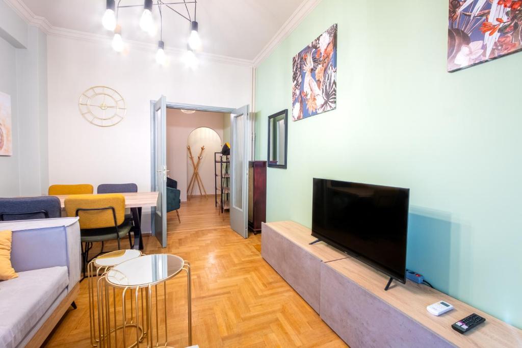 A television and/or entertainment centre at Vintage House near Downtown