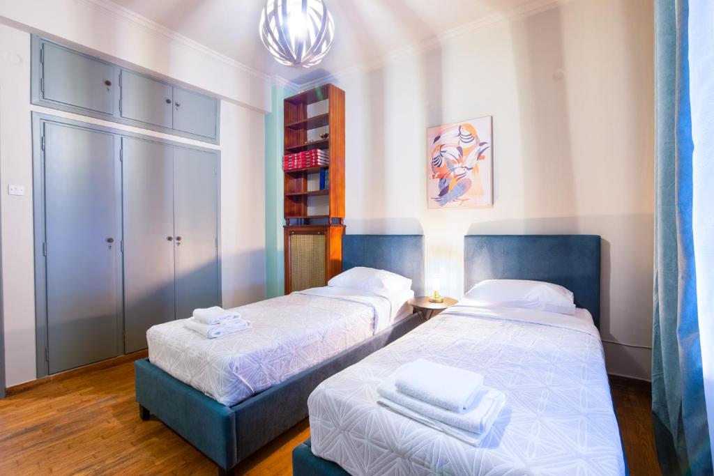 A bed or beds in a room at Vintage House near Downtown
