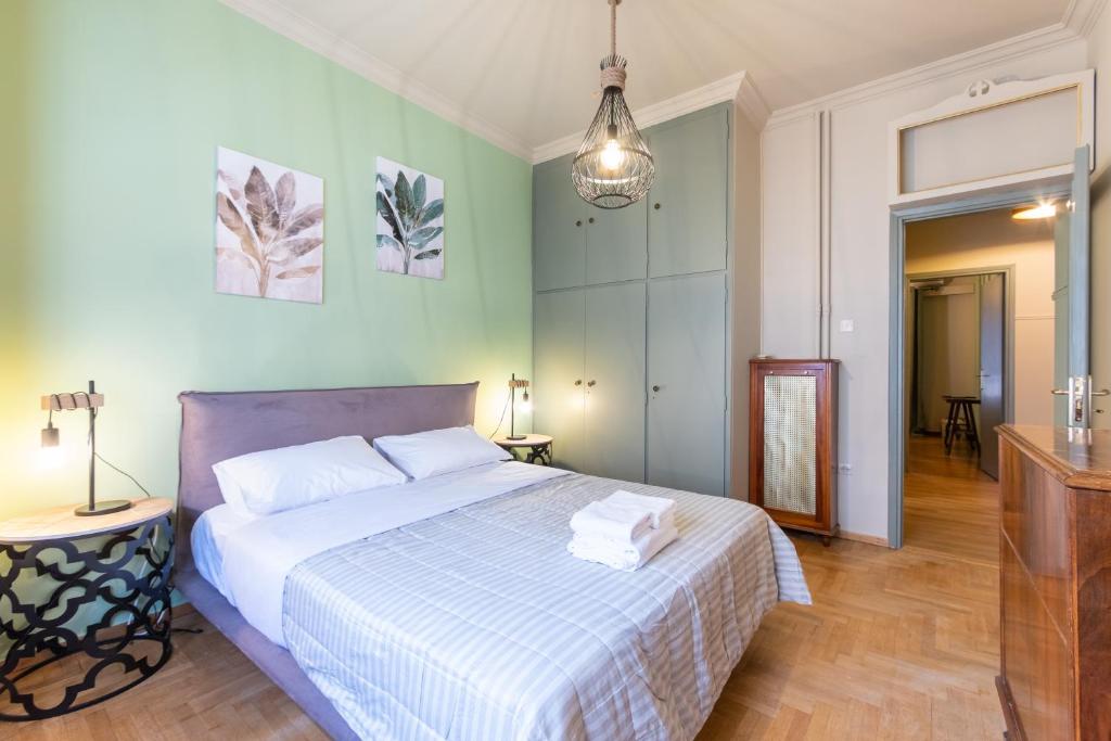 A bed or beds in a room at Vintage House near Downtown