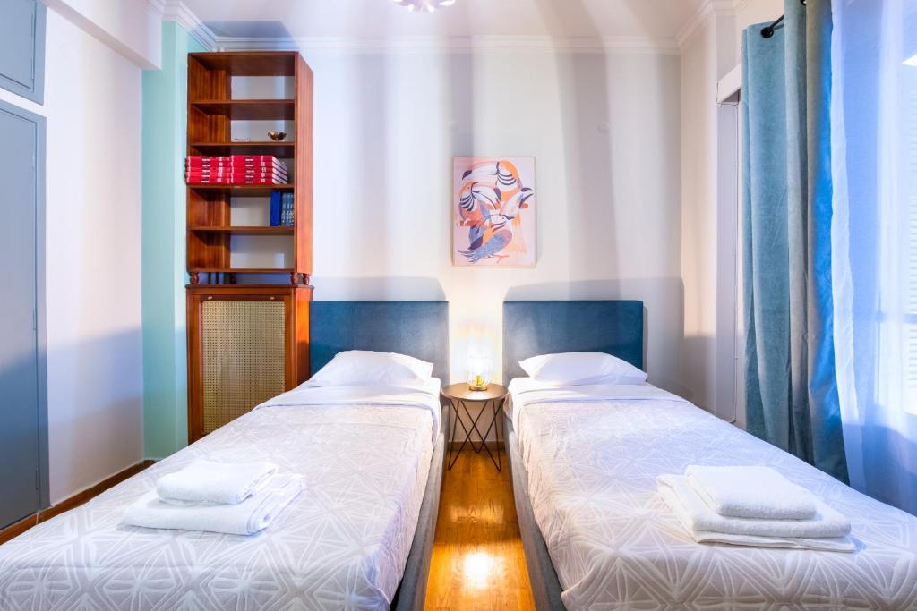 A bed or beds in a room at Vintage House near Downtown