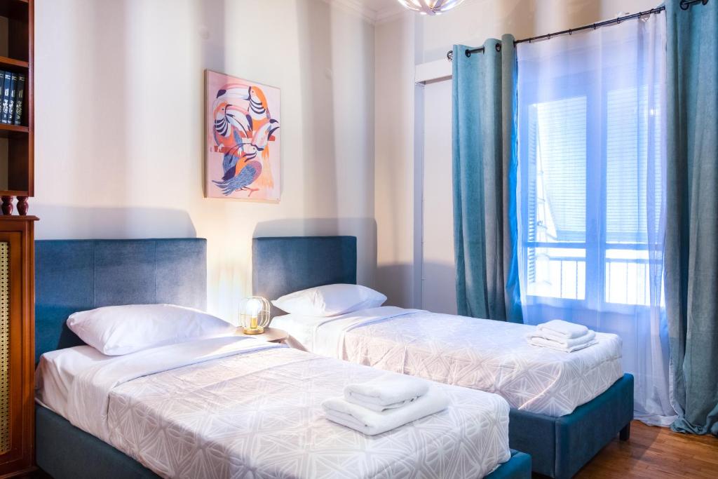 A bed or beds in a room at Vintage House near Downtown