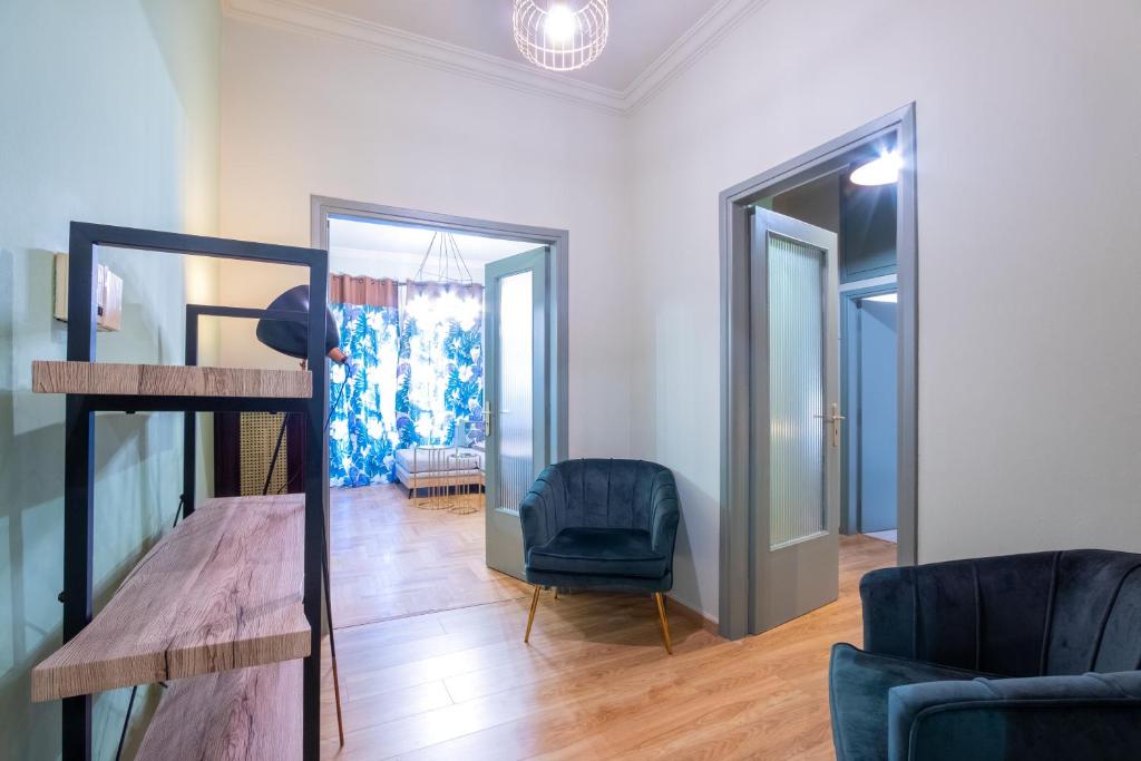 A seating area at Vintage House near Downtown