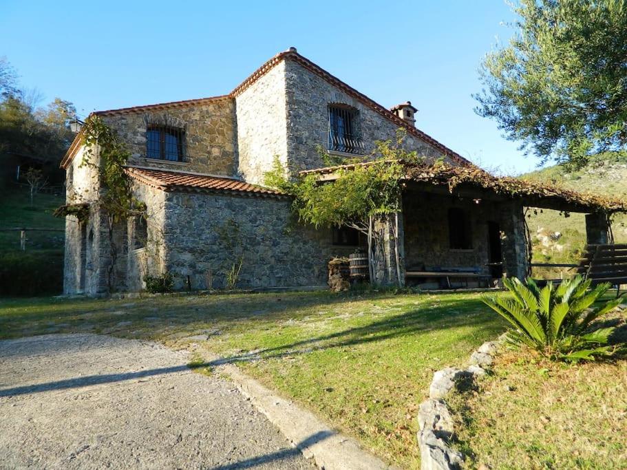 een oud stenen huis aan de kant van een weg bij Casa Gruppetta in Tortorella
