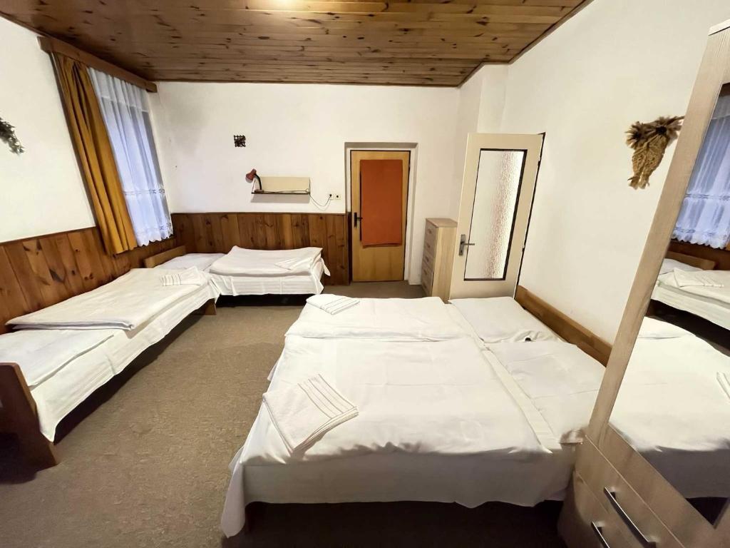 Postel nebo postele na pokoji v ubytování Hotel Zlatá vyhlídka