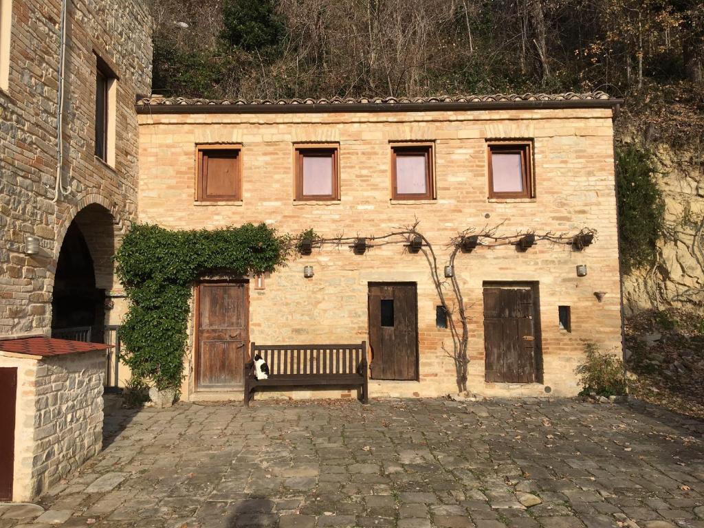 un edificio con un banco delante de él en Tiny House, en Monsampietro Morico