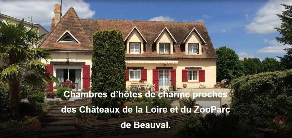 una casa con un cartello davanti di La Noisetiere a Noyers-sur-Cher