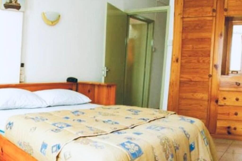 una camera con letto e porta di accesso a un armadio di Lovely 2-bedroom condo close to the beach… a Trou aux Biches