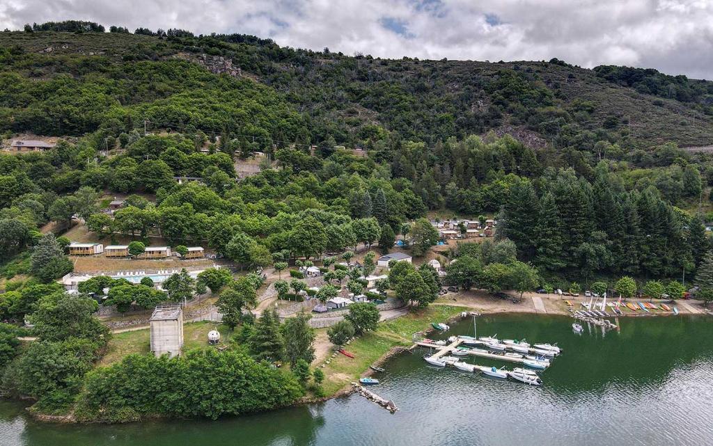 una vista aerea di un'isola in un lago di Camping Lac de Villefort a Villefort