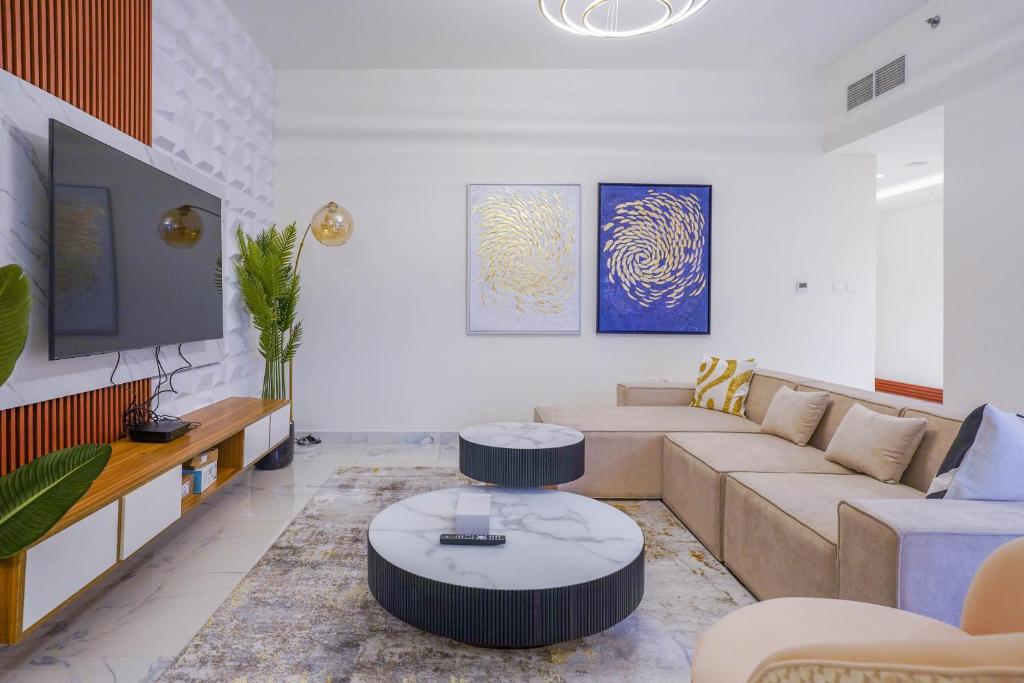 sala de estar con sofá y mesa en Primestay - Meera Tower 2BR in Habtoor City, en Dubái
