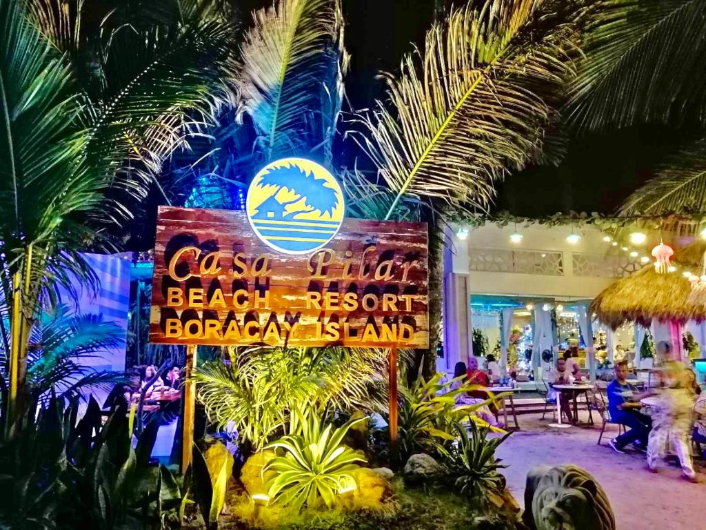 un panneau en face d'une station balnéaire dans l'établissement Casa Pilar Beach Resort, à Boracay