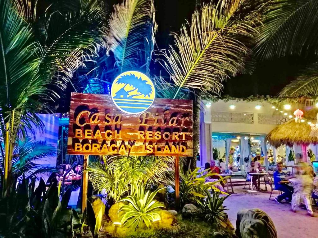 ein Schild vor einem Belegungsstand des Strandresorts in der Unterkunft Casa Pilar Beach Resort in Boracay