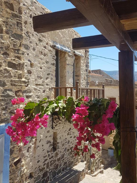 Zdjęcie z galerii obiektu Chios Houses, beautiful restored traditional stone houses with an astonishing seaview w mieście Volissos