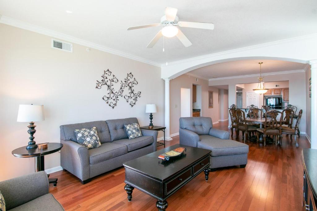uma sala de estar com um sofá e uma mesa em Legacy I 704 em Gulfport