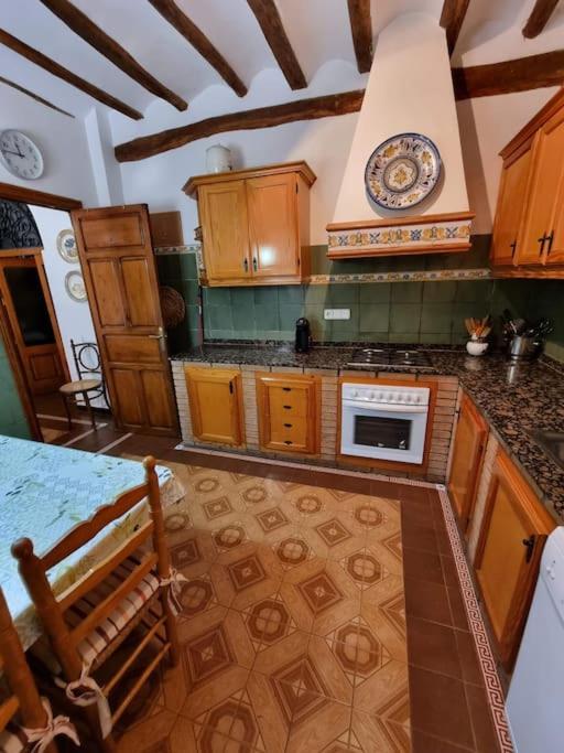 Kuchyň nebo kuchyňský kout v ubytování El Rulón, gran villa rural con piscina privada