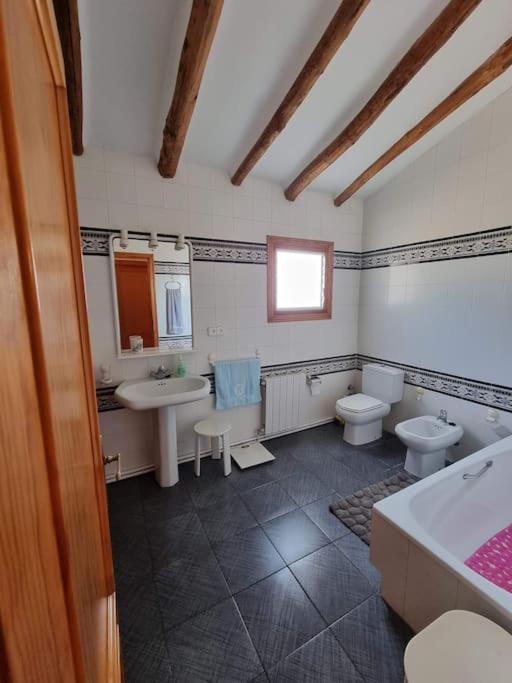 Koupelna v ubytování El Rulón, gran villa rural con piscina privada