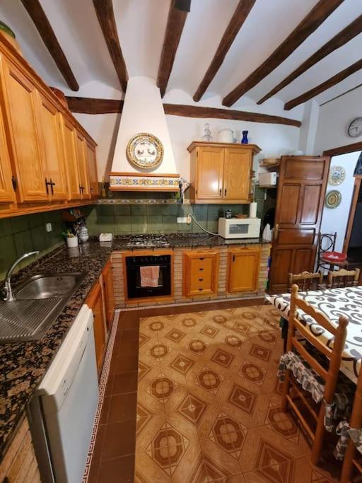 Kuchyň nebo kuchyňský kout v ubytování El Rulón, gran villa rural con piscina privada