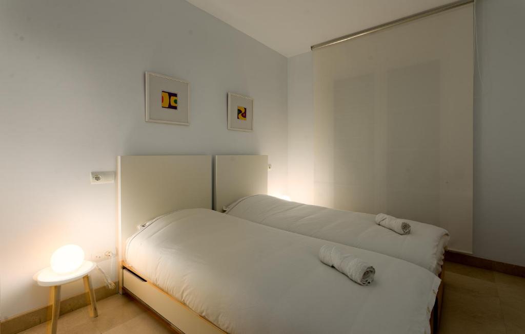 A bed or beds in a room at Los Eucaliptos Appartement deux chambres Chez Stefan