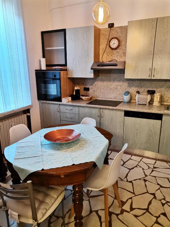 kuchnia ze stołem i krzesłami oraz kuchnia z blatem w obiekcie B&B Sotto le Mura w Bergamo