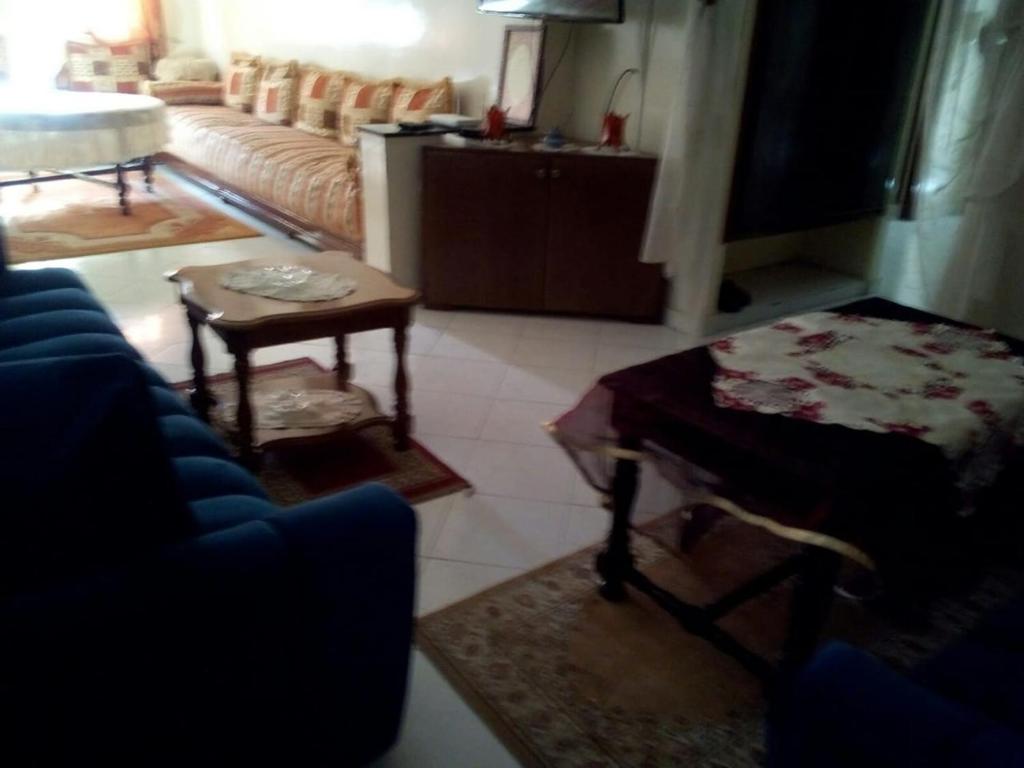 a living room with a couch and a table at Bel appartement quartier Bourgogne in Casablanca